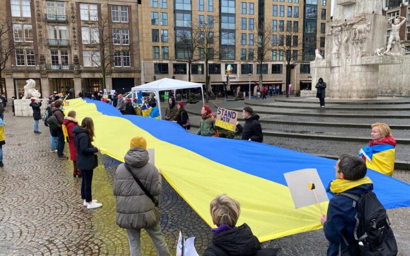 Kundgebung in Amsterdam mit einer 30 Meter lang entrollten Flagge der Ukraine