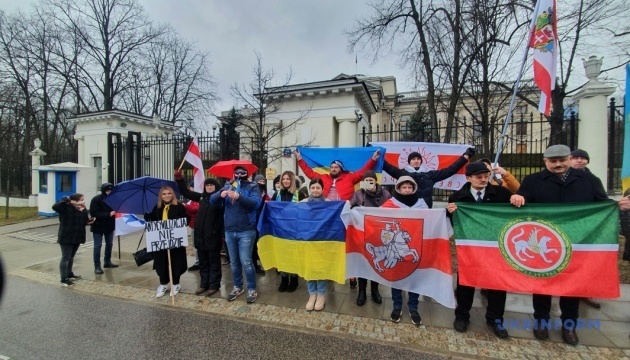 In Warschau fand vor russischer Botschaft Protest gegen Putins aggressive Politik statt