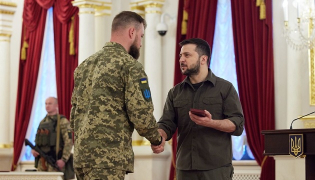 Präsident Selenskyj verleiht Soldaten neue Kriegsauszeichnung