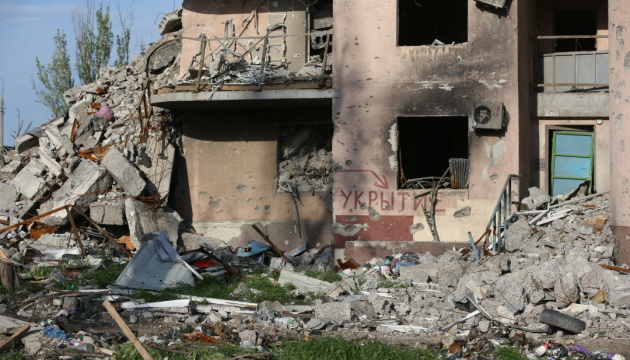 In Mariupol werden aus Trümmern Leichen zusammen mit Beton weggebracht, unter jedem Haus bis zu 100 Tote