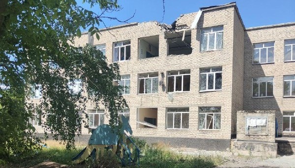Russische Flugzeuge, Panzer und Raketen vernichten Gebiet Donezk, zerstören Häuser und Lagerhäuser mit Getreide