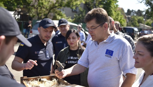 „Ich bin schockiert über Gräueltaten“: EU-Kommissar für Krisenschutz besucht Irpin