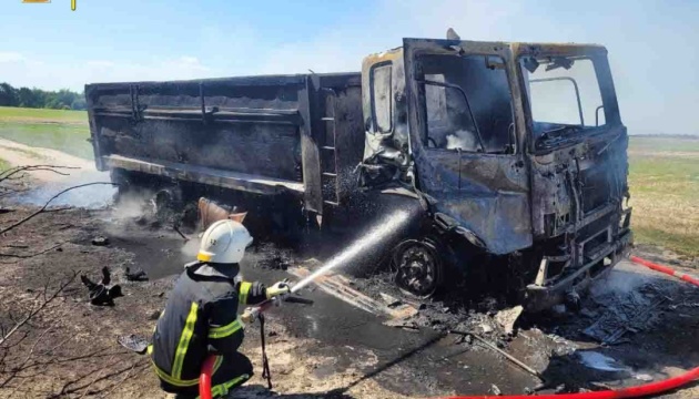 Lastwagen fährt auf eine Landmine in der Region Kyjiw