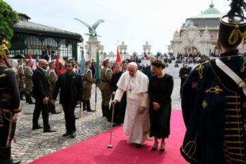 Papst Franziskus trifft ukrainische Flüchtlingen in Budapest
