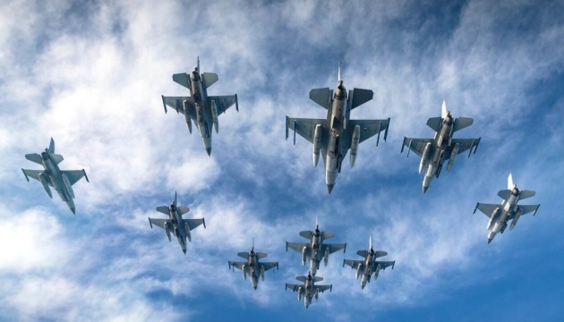 Erste Gruppe ukrainischer Piloten bereit zu Ausbildung an F-16-Jägern – Politico