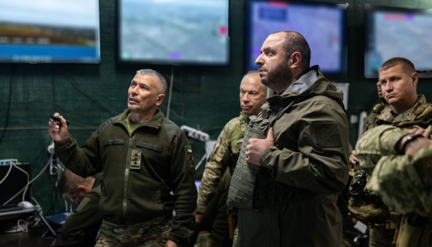 Verteidigungsminister Umjerow besucht Truppen im Osten der Ukraine