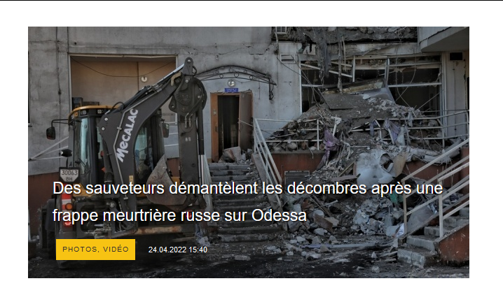 Des sauveteurs démantèlent les décombres après une frappe meurtrière russe sur Odessa
