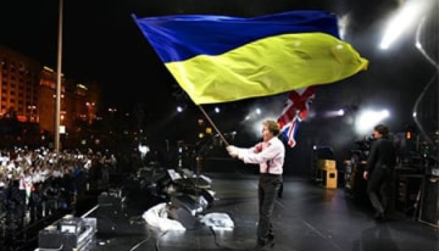 Paul McCartney hisse le drapeau de l'Ukraine sur scène