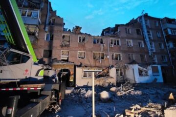 Bombardement de Mykolaїv : un garçon de 11 ans sauvé des décombres, les recherches continuent