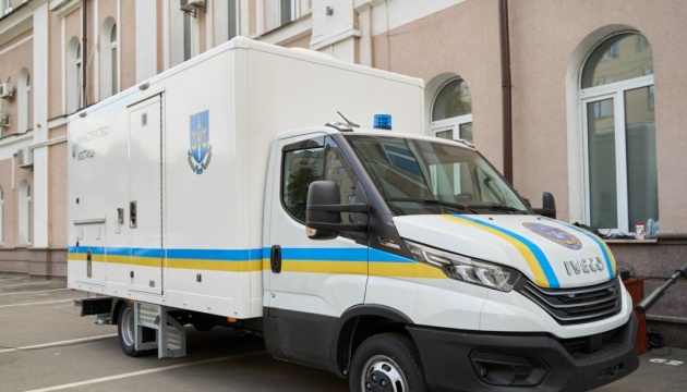 La France fait don d’un deuxième laboratoire mobile d’analyse ADN à l’Ukraine