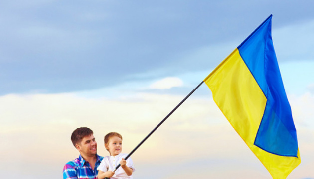 L’Ukraine célèbre la Journée du drapeau national