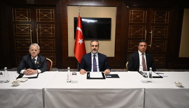 Le ministre turc des Affaires étrangères rencontre les dirigeants tatars de Crimée en Ukraine