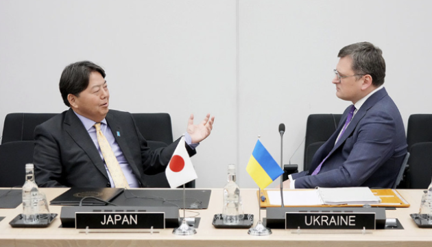 Le ministre japonais des Affaires étrangères effectue une visite inopinée en Ukraine