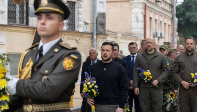 Volodymyr Zelensky et Valery Zalouzhny ont honoré la mémoire des soldats tombés au combat