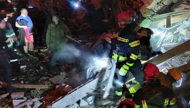 W Żytomierzu w wyniku rosyjskiego nalotu zniszczonych jest 10 domów, są ofiary