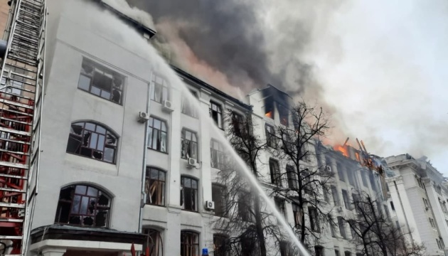 W Charkowie płoną w wyniku ostrzału domy i dach Ministerstwa Spraw Wewnętrznych