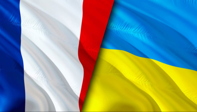 Fejkowe zdjęcie – Francja „składa życzenia” Ukrainie z okazji Dnia Niepodległości z mapą bez Krymu
