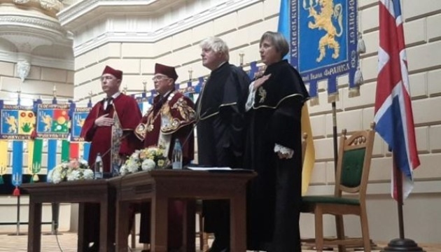 Fałszywe zdjęcie – Boris Johnson i profesorowie Narodowego Uniwersytetu im. Iwana Franki używali „nazistowskiego pozdrowienia” we Lwowie