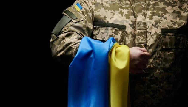 Fałszywe wideo – martwi ukraińscy żołnierze zostaną pochowani w biokapsułach