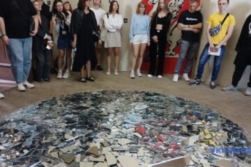 Polski artysta zaprezentował instalację opowiadającą o wojnie na Ukrainie
