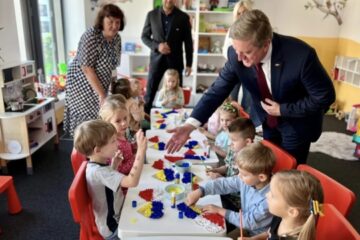 Ambasador odwiedził ośrodek dziennej edukacji i wsparcia dla matek i dzieci z Ukrainy w Warszawie