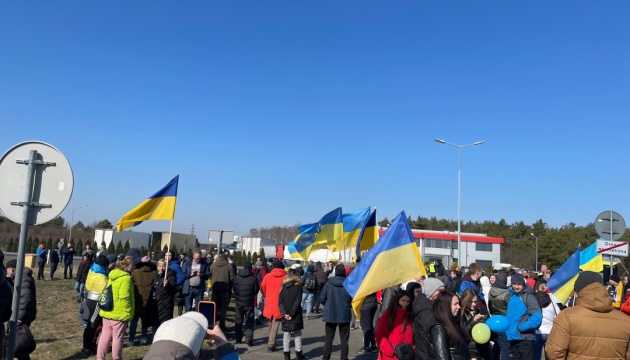 Активісти почали блокувати рух російських вантажівок через польсько-білоруський кордон