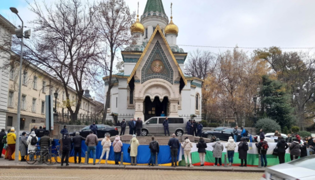У Болгарії люди пікетують російський храм — протестують проти війни в Україні