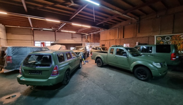 Волонтери з Нідерландів доправили українським захисникам 13 автомобілів