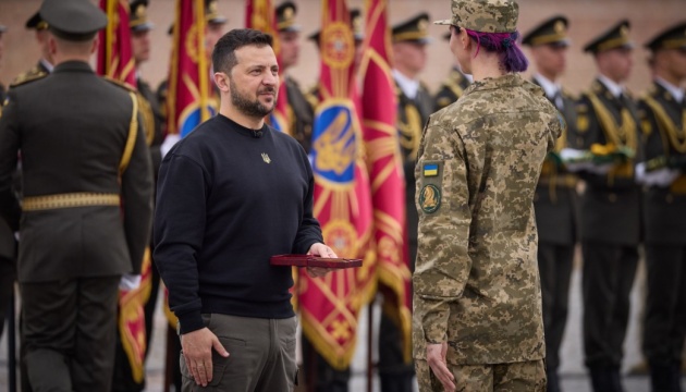 Зеленський вручив нагороди військовим та узяв участь у складанні присяги військовими ліцеїстами