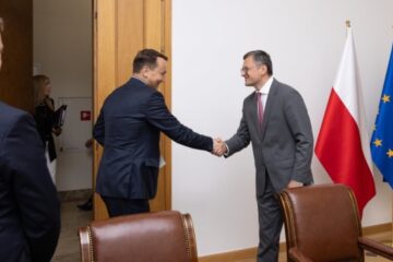 Kuleba discusses finalisation of security agreement with Sikorsky in Warsaw
