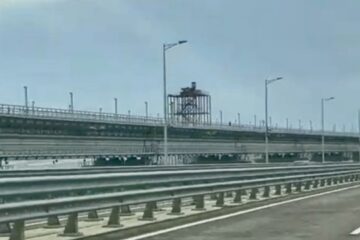 Russians installing towers with air defense systems on Tuzla Spit to protect Crimea bridge