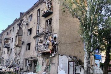 Casualties reported as Russians hit apartment building in Zaporizhzhia with glide bomb