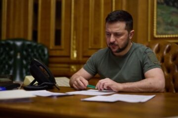 Zelensky awards 320 Ukrainian servicemen, 122 posthumously