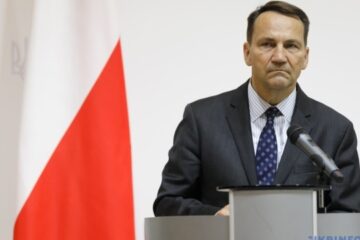 Sikorski offers Scholz to forward social aid money for refugees directly to Ukraine