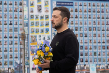 Ukrainian leaders honor memory of fallen warriors