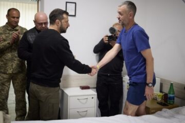 Zelensky visits wounded servicemen