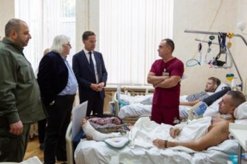 Rutte visits wounded Ukrainian soldiers in hospital