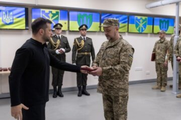 Zelensky visits main command post of Territorial Defense Forces, awarded soldiers