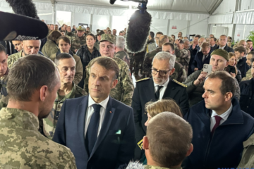 Macron visits Ukrainian soldiers undergoing training in France