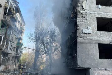 Russians dropped guided bombs on five-story building in Myrnohrad – one killed, two wounded