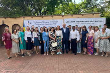 Sybiha’s visit to South Africa starts with meeting Ukrainian community