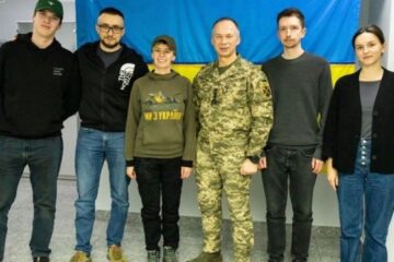 CinC Syrskyi meets with volunteers Sternenko, Lachenkov