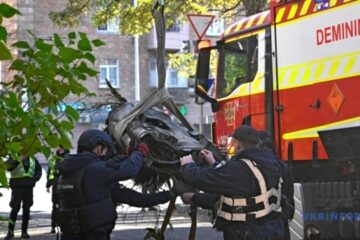 Rescuers remove part of missile that hit apartment building in Kyiv