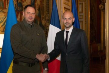 Head of PO discusses countering Russia with French FM, PA