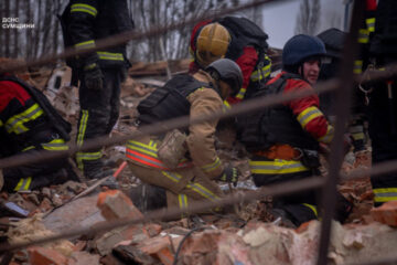 Rescuers reveal aftermath of Russian airstrike on Sumy