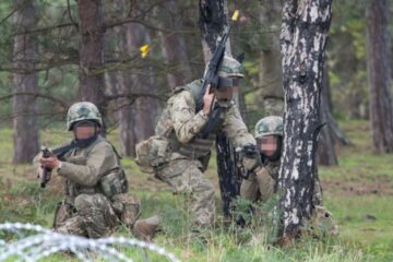 Canadian military demonstrates Ukrainian defenders learning modern combat skills