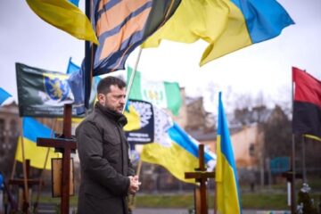 Zelensky honors memory of fallen soldiers at military cemetery in Lviv