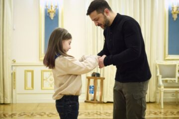 Scouts present Peace Light of Bethlehem to Zelensky