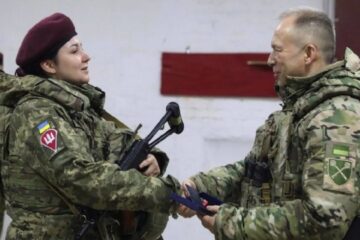 CinC visits troops in Kursk battle zone, confers awards