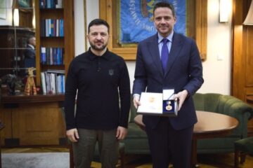 Zelensky hands over ‘Rescuer City’ award to Warsaw mayor